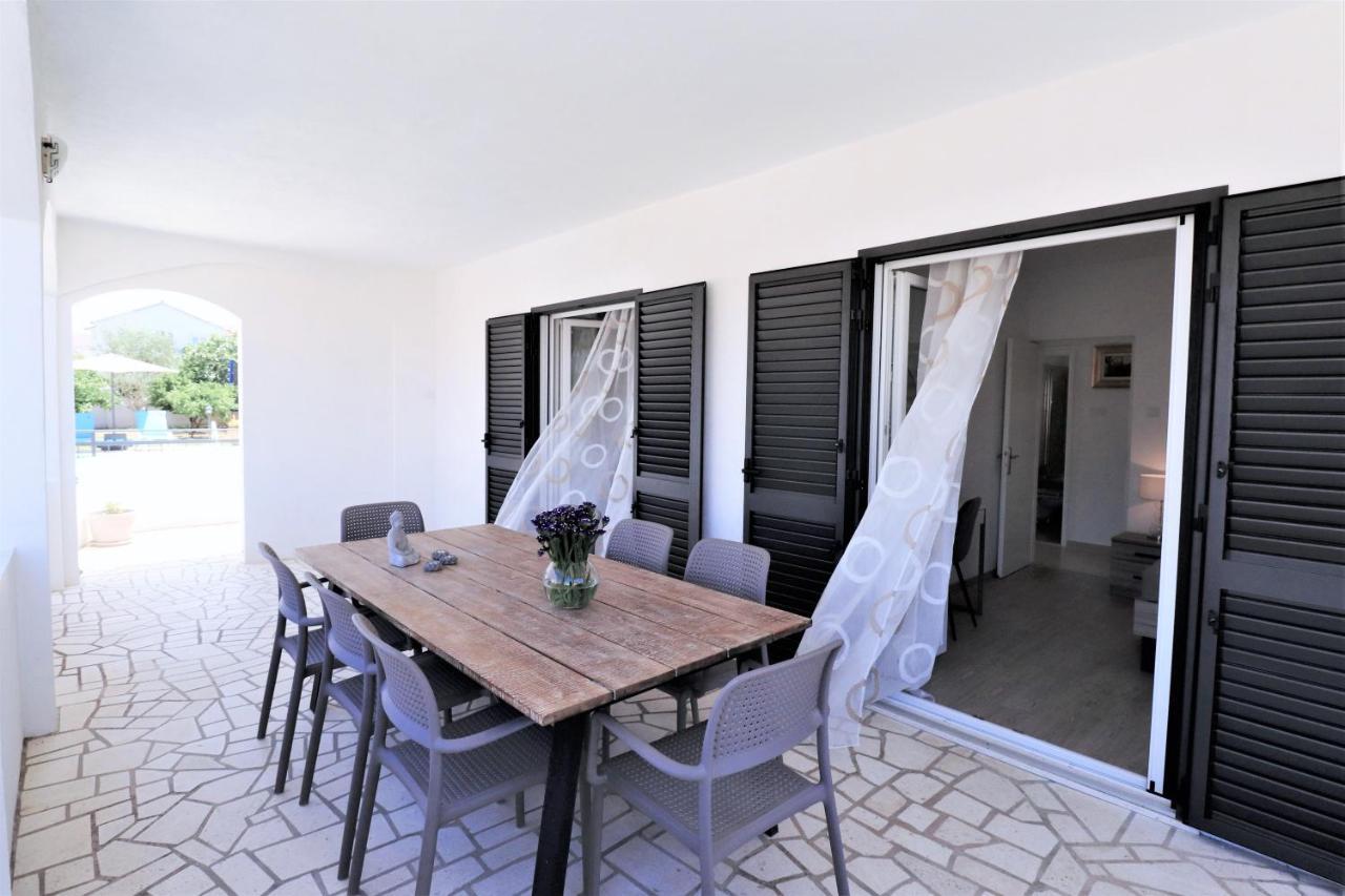 Villa Mendula Trogir - Luxury Beachfront Villa With Large Pool Area Surrounded By Organic Vegetable Garden And Olive Trees Eksteriør bilde