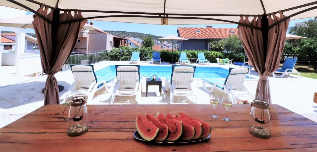 Villa Mendula Trogir - Luxury Beachfront Villa With Large Pool Area Surrounded By Organic Vegetable Garden And Olive Trees Eksteriør bilde