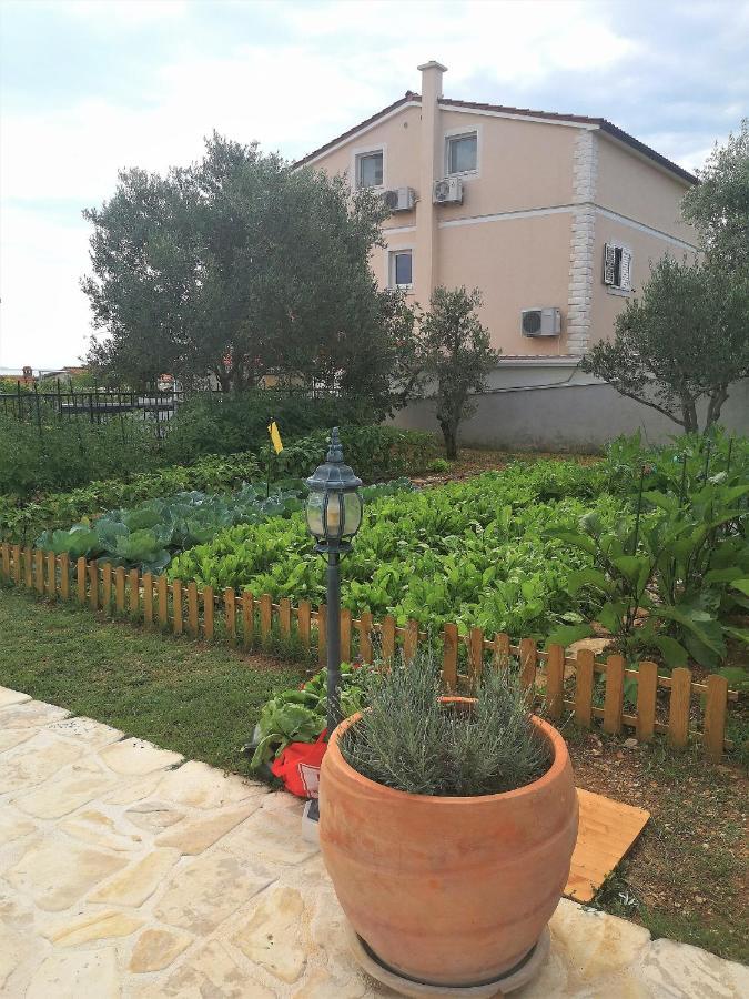 Villa Mendula Trogir - Luxury Beachfront Villa With Large Pool Area Surrounded By Organic Vegetable Garden And Olive Trees Eksteriør bilde